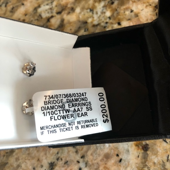 🆕 Diamond Flower Earrings - Picture 4 of 4